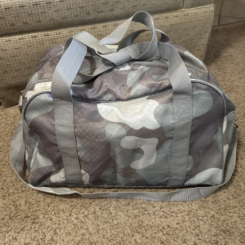 Thirty-One Soft Duffle Bag Green Camo Strap And Handles